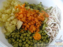 Салат из кальмаров с овощами: Соединить в миске все ингредиенты.
