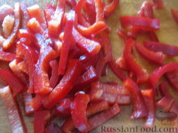 Салат с брынзой "Хориатики": Перец болгарский помыть, очистить от семян. Нарезать соломкой.