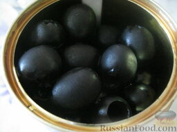 Салат с брынзой "Хориатики": Открыть баночку маслин без косточек.