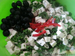 Салат с брынзой "Хориатики": Зелень помыть и мелко нарезать. Все ингредиенты салата 