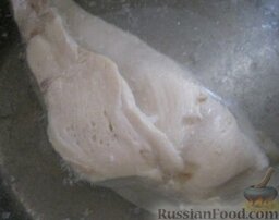 Салат "Нежный" с курицей и черносливом: Куриное филе залить холодной водой. Довести до кипения. Посолить. Варить под крышкой на маленьком огне до готовности (25-30 минут). Охладить. Порвать руками на маленькие кусочки.