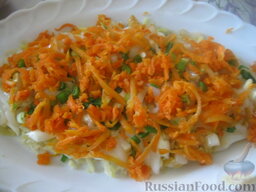 Салат "Копченый кальмар в шубе": Сверху морковь, посолить, слой майонеза.
