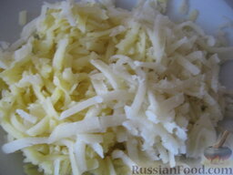 Салат "Копченый кальмар в шубе": Картофель почистить, натереть на крупной терке.