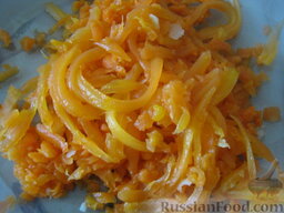 Салат "Копченый кальмар в шубе": Морковь почистить, натереть на крупной терке.