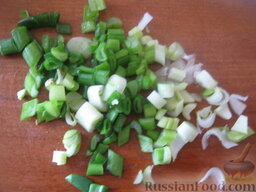 Салат "Копченый кальмар в шубе": Лук зеленый помыть и нарезать.