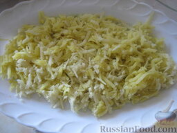 Салат "Копченый кальмар в шубе": Сформировать салат с копченым кальмаром под шубой. Первый слой - картофель, немного соли и сетка майонеза.