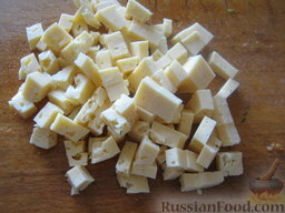 Салат "Моментальный": Сыр твердый нарезать кубиками.