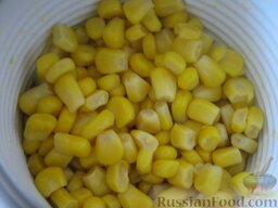 Салат "Моментальный": Открыть баночку консервированной кукурузы. Слить жидкость.