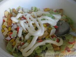 Салат "Моментальный": Соединить все ингредиенты в миске. Посолить. Поперчить. Заправить салат с сухариками по вкусу майонезом.