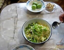 Салат "Изумрудный браслет": Добавить огурец, картофель и нарезанные киви.