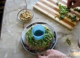 Салат "Изумрудный браслет": Нарезать киви брусочками (или дольками). Украсить салат 