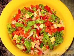 Словенский салат: Все осторожно перемешать, накрыть пленкой и поставить салат с ветчиной и овощами в холодильник для охлаждения.