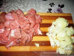 Говядина в остром соусе: Как приготовить говядину в остром соусе:    Мясо нарезать небольшими кусочками, лук нарезать четвертькольцами.