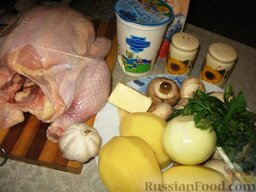 Курица, фаршированная картофелем и грибами: Как приготовить курицу, фаршированную картофелем и грибами:    Помыть и обсушить курицу. Протереть грибы влажной салфеткой. Очистить картофель и лук.