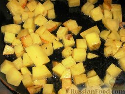 Курица, фаршированная картофелем и грибами: Картофель порезать небольшими кубиками и слегка обжарить на половине масла. Посолить и поперчить. Вынуть картофель на тарелку.