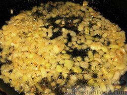 Курица, фаршированная картофелем и грибами: В сковороду добавить масло и спассеровать мелко порезанный лук.