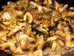 Курица, фаршированная картофелем и грибами: Добавить грибы, порезанные ломтиками. Жарить, помешивая, 5 минут. Посолить и поперчить. Выложить к картофелю.