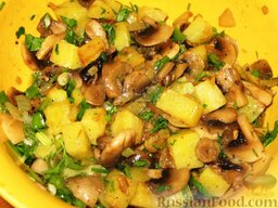 Курица, фаршированная картофелем и грибами: Добавить мелко порезанную зелень и зеленый лук. Перемешать. Начинка готова.
