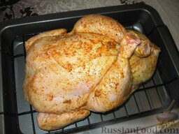 Курица, фаршированная картофелем и грибами: Смешать 0,5 ч. ложки черного перца, 1 ч. ложку соли и 1 ст. ложку приправы для курицы. Обмазать этой смесью курицу внутри и снаружи.   Нафаршировать курицу начинкой и сколоть или зашить разрез.   Уложить на противень. Поставить в духовку, нагретую до 180 градусов. Запекать курицу, фаршированную картофелем и грибами, в зависимости от величины курицы (1 час 15 минут на 1 кг веса). Я свою 2-килограммовую запекала 2,5 часа.