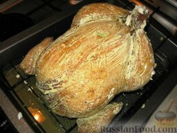 Курица, фаршированная картофелем и грибами: За это время один раз курицу перевернула и два раза смазала смесью из сметаны, майонеза и продавленного чеснока.