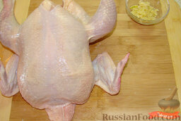 Курица в рукаве: Как приготовить курицу в рукаве в духовке:    Курицу натереть солью снаружи и внутри.   Поперчить, также снаружи и внутри.  Пропустить чеснок через пресс и натереть курицу.  Сбрызнуть оливковым маслом.