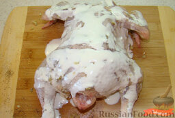Курица в рукаве: Полить курицу сметаной, оставшуюся сметану вложить в брюшко.   Упаковать курицу в рукав для запекания.