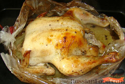 Курица в рукаве: Вынуть птицу из духовки, раскрыть пакет, смазать кожу курицы выделившимся соком. Запекать еще 15 минут, до золотисто-коричневого цвета.