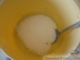 Манник "Апельсиновый" (постный): Затем добавить сахар, растительное масло. Перемешать.