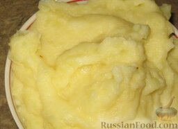 Вареники с картофелем, тушенные с куриной печенью в горшочках: Для начинки заранее приготовить картофельное пюре. Отварить картофель и размять его с маслом и молоком.