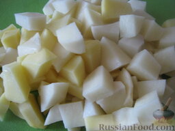 Рассольник с кукурузой: Картофель почистить, помыть и нарезать небольшими кубиками. Опустить картофель в кастрюлю. Варить 15 минут.
