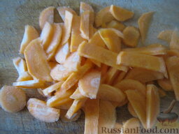 Рассольник с кукурузой: Почистить и помыть морковь.  Морковь нарезать соломкой или тонкими полукольцами.