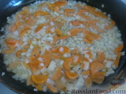 Рассольник с кукурузой: Разогреть сковороду, налить растительное масло. В горячее масло выложить морковь и лук. Тушить до мягкости, помешивая, на среднем огне 2-3 минуты.