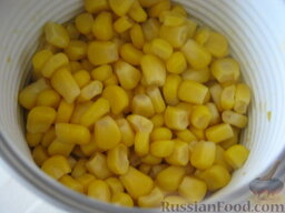 Рассольник с кукурузой: Открыть баночку консервированной кукурузы.