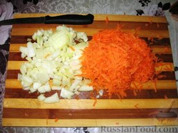 Постная фаршированная щука: Очистить одну среднюю луковицу и одну морковь. Лук мелко порезать, а морковь натереть на крупной терке. Обжарить лук с морковью на подсолнечном масле.  Замочить  в теплой воде два ломтика сухого белого хлеба или батона. Когда размокнут – отжать их.