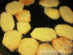 Картофель, запеченный с кабачками: Обжарить картофель на разогретом масле с двух сторон, до легкого румянца.   Кабачки обжарить до мягкости.