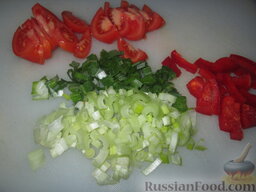 Салат со стручковой фасолью: Помидор, болгарский перец и зеленый лук нарезать, как нам больше нравится.