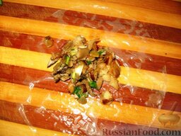 Узелки из рисовой бумаги с грибами: Листы рисовой бумаги по одному опускать  в воду на 30 сек. Выложить на середину листа по 2 чайных ложки начинки.