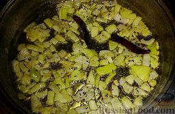 Картофель, тушёный с пажитником (Aloo Methi): Добавить лук. Нагрев сделать средним. Обжарить при перемешивании 5 мин.