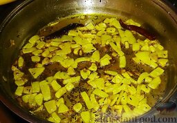 Картофель, тушёный с пажитником (Aloo Methi): Добавить куркуму, молотый кориандр, толчёный чеснок и имбирь. Перемешать. Обжарить при перемешивании 1-2 мин.