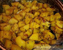 Картофель, тушёный с пажитником (Aloo Methi): В результате тушения, перед добавлением пажитника, картофель должен быть готов примерно на 2/3.