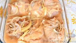 Куриные бедрышки в яблочном соке: Замаринованные бедрышки выложить в посуду для запекания (форму или сковороду). Дно формы покрыть соком, в котором мариновалось мясо, и добавить немного воды.
