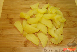 Салат с тунцом: Картофель нарезать соломкой.