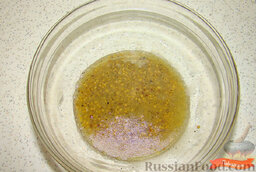 Салат с тунцом: Тунца размять вилкой на маленькие кусочки.   В миске взбить вилкой масло, горчицу, уксус, соль, перец черный молотый.
