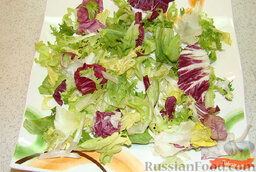 Салат с тунцом: На блюдо выложить слой салатных листьев.