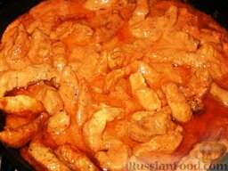 Свиное раксо: Залить этим соусом мясо, накрыть крышкой и тушить на маленьком огне 15 минут.