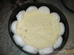 Зефирный торт: Выложить половину крема. Уплотнить его, чтобы попал в зазоры между зефирками.