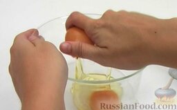 Чизкейк творожный со сливами: Как приготовить чизкейк творожный со сливами:    Разогреть духовку до 180 градусов.   Одно яйцо слегка взбить.