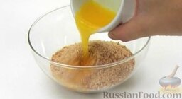 Чизкейк творожный со сливами: Масло растопить (не кипятить), остудить. Перемешать растопленное масло и сухари.