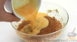 Чизкейк творожный со сливами: Добавить к масляно-сухарной смеси коричневый сахар и взбитое яйцо. Хорошо все перемешать до однородности.