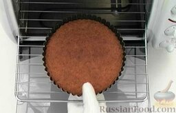 Чизкейк творожный со сливами: Отправить форму с основой чизкейка в разогретую духовку и выпекать 15 минут при 180 градусах.